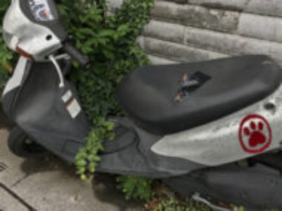 上尾市瓦葺で原付バイクのスズキ レッツ2(シルバー)を無料で引き取りと処分をいたしました！
