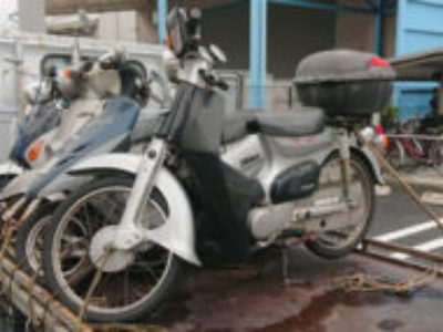 横浜市都筑区の原付バイク ホンダ スーパーカブ50 ブーンシルバーメタリック×ブラックを無料処分と廃車手続き代行