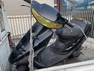 川口市領家で引き取り処分をした原付バイク ホンダ スーパーDio(シート破れ、破損大)